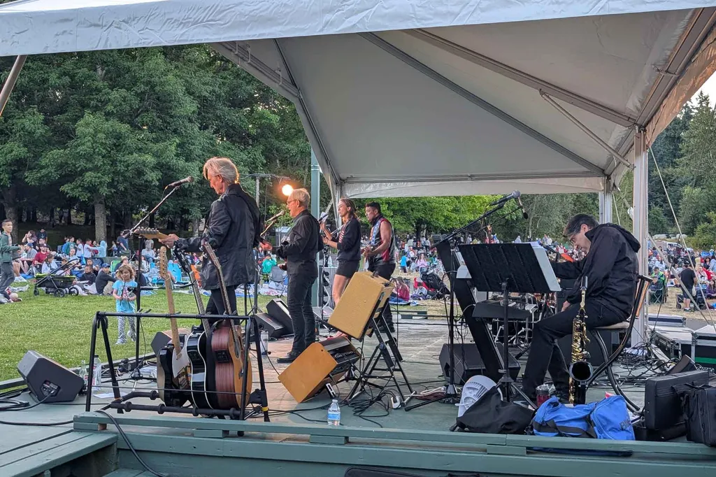 Crowd gathered on the lawn at Lake Boren Park for a summer evening outdoor concert.